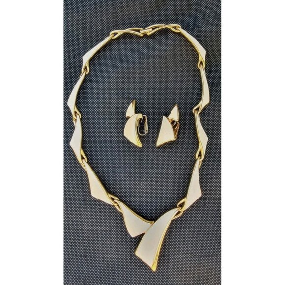 Vintage Trifari White Enamel Triangle MCM Gold Tone Collar Choker Necklace Set - Picture 2 of 11